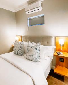 Un pat sau paturi într-o cameră la Sugar Hotel