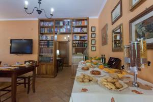 długi stół z jedzeniem w pokoju w obiekcie Agriturismo La Gismonda w mieście Bracciano
