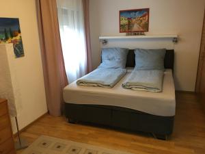 1 dormitorio con 1 cama con cabecero en Vor den Toren Bambergs - Einfamilienhaus mit Garten!, en Viereth-Trunstadt