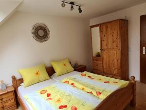 Un dormitorio con una cama con flores. en Haus Wolter, en Gengenbach