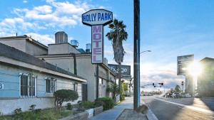 una señal para una fiesta familiar al lado de una calle en Holly Park Motel near LAX, en Inglewood