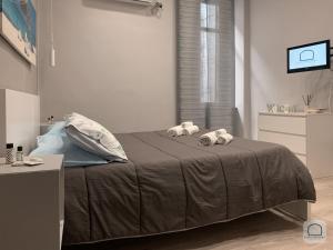 ナポリにあるBorgo Antignanoのベッドルーム1室(ベッド1台、動物2匹の詰め物付)