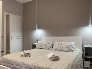 1 dormitorio con 1 cama con toallas en Borgo Antignano, en Nápoles