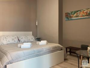 een slaapkamer met een bed met 2 kussens erop bij Borgo Antignano in Napels