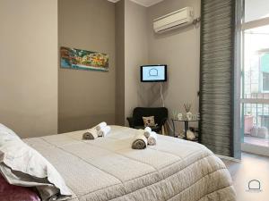een slaapkamer met een groot bed en handdoeken bij Borgo Antignano in Napels
