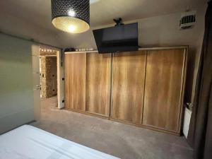 Кровать или кровати в номере Penthouse privát Jakuzzival Smeraldo Villa