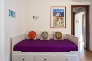 A bed or beds in a room at Shanti 1