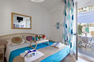 A bed or beds in a room at Shanti 1
