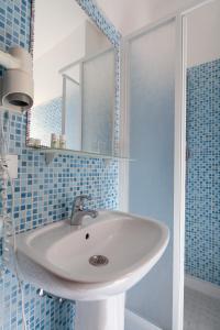 A bathroom at Shanti 1 Még 33 kép