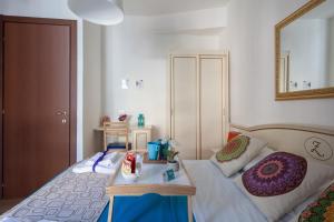 A bed or beds in a room at Shanti 1
