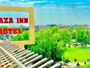 um sinal para um motel Naia Inn num parque em Plaza Inn Hotel em Rahim Yar Khan