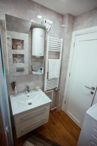 新瓦羅許的住宿－Apartman Vesna，浴室设有白色水槽和镜子