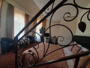 1 cama de metal negro en un dormitorio con ventana en Jermuk Verona Resort, en Jermuk