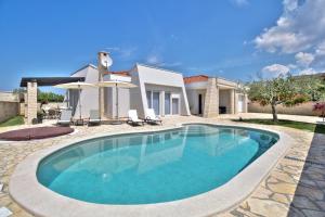a swimming pool in front of a house at Casa Siesta in Murine
