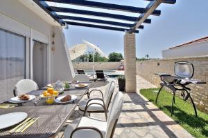 a patio with a table and chairs and a grill at Casa Siesta in Murine +39 photos