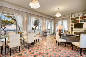 - un salon avec une table et des chaises dans l'établissement Villa Sole di Capri - Vista Mare, à Massa Lubrense