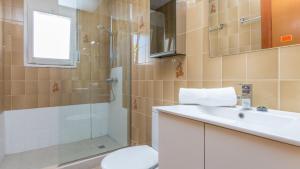 A bathroom at Apartment Cand 2 - Calella de Palafrugell