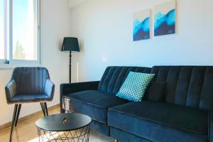PaphosにあるPhaedrus Living Seaside Residence Lighthouse 70のリビングルーム(青いソファ、椅子付)