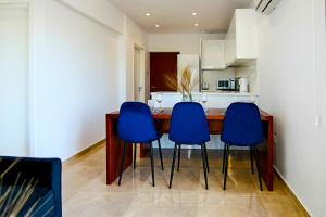 PaphosにあるPhaedrus Living Seaside Residence Lighthouse 70のキッチン(テーブル、青い椅子4脚付)
