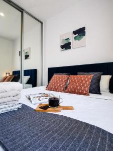 PaphosにあるPhaedrus Living Seaside Residence Lighthouse 70のベッド(ボウル入りトレイ付)