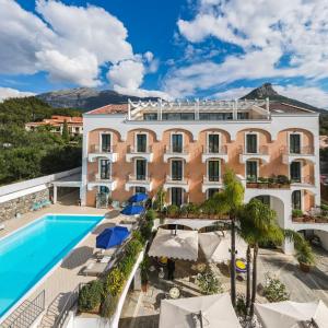 um hotel com piscina e um resort em Hotel Murmann em Maratea