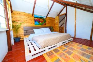 1 dormitorio con 1 cama en una habitación con paredes de madera en Olrok Farm House, en Nyahururu