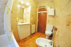 A bathroom at 1Mass01 Még 18 kép