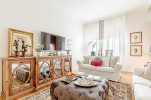 sala de estar con sofá y mesa en Graziella, LUXURY APARTMENT 2 bedrooms, Terrace and Private Parking downtown Lucca, en Lucca