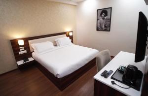 Posteľ alebo postele v izbe v ubytovaní Sai Maa Hotel & Residency