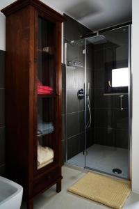 W łazience znajduje się prysznic ze szklanymi drzwiami. w obiekcie Casakalos Apartments Luxury Vacation Rentals w Trapani