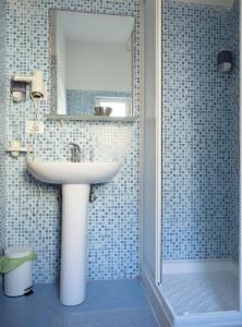 A bathroom at Shanti 1