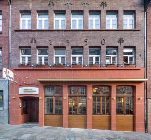 einem roten Backsteingebäude mit Türen und Fenstern in der Unterkunft Haus am Hühnerdieb in Aachen