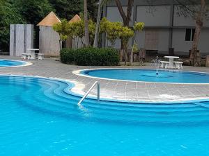 ルムットにあるLumut Valley Condominiumの水中の噴水付きスイミングプール