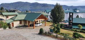 Nespecifikovaný výhled na hory nebo výhled na hory při pohledu z hotelu