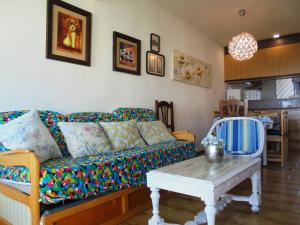 a living room with a couch and a table at Residencial Peñiscola Playa 4/6 LEK in Peñíscola