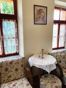 Tihaljina的住宿－Casa Ivan B&B，桌子和2扇窗户的房间的桌椅