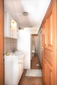 Koupelna v ubytování New! PaxosWhite Sea View Apartments & Studios!