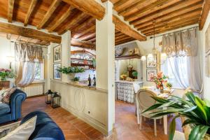 uma cozinha e uma sala de estar com tectos em madeira em Casa Kathy, Smart and Convenient Luxury 2 Bedrooms Apartment inside the City Walls em Lucca