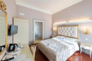 um quarto de hotel com uma cama e uma secretária em B&B I Quattro Poeti em Florença