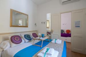 A bed or beds in a room at Shanti 1