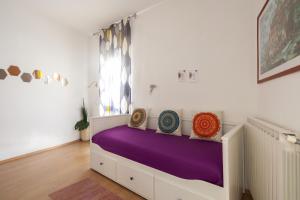 A bed or beds in a room at Shanti 1
