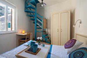 A bed or beds in a room at Shanti 1