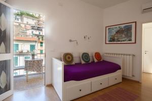 A bed or beds in a room at Shanti 1