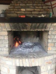 Un horno de ladrillo con fuego. en Casa Ivan B&B en Tihaljina