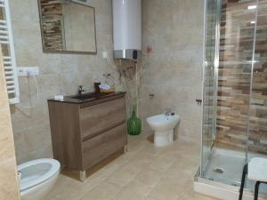 Kúpeľňa v ubytovaní Apartamentos Naranja y Limòn + 29 fotografií