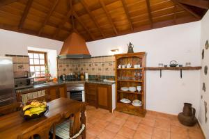 A kitchen or kitchenette at Casa La Time