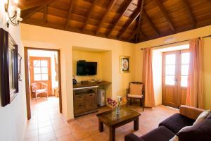 een woonkamer met een bank en een tv bij Casa La Time in Fuencaliente de la Palma