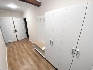 Kamar mandi di Мансарда & Апартаменти в центрі