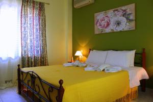 Кровать или кровати в номере Tzaneria Apartments Skiathos