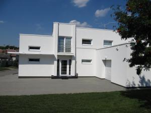 Casa blanca con entrada grande en Vinařství Novotný, en Čejkovice